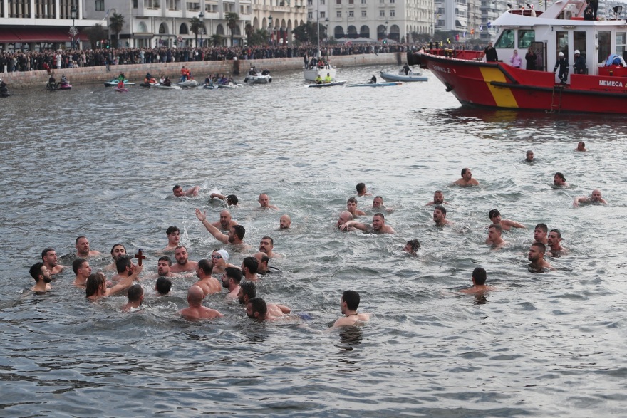 Θεοφάνια: Με λαμπρότητα ο εορτασμός - Από την Αθήνα και την Πάτρα, έως τη Σύρο και το Φανάρι