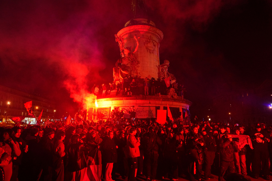 «Είναι νεκρός» - Βγήκαν στους δρόμους στη Γαλλία για να πανηγυρίσουν για τον θάνατο του Λεπέν