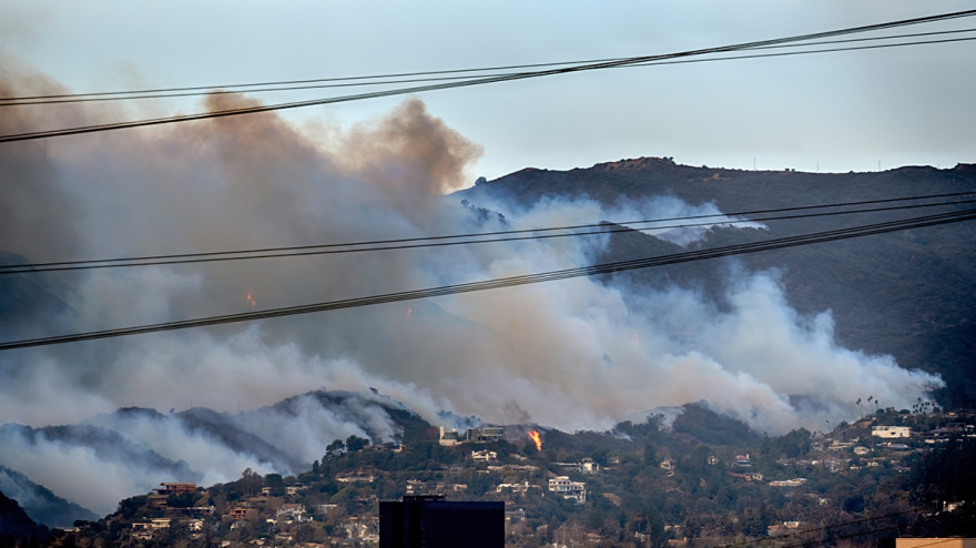 Τιτάνια μάχη με τις φλόγες στην Καλιφόρνια, ελλείψεις σε νερό και προσωπικό - Πάνω από 1.000 τα καμένα κτίρια