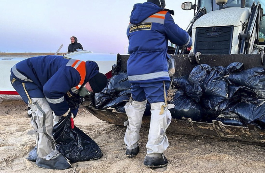 Μαύρη Θάλασσα: Η πετρελαιοκηλίδα από τη βύθιση των τάνκερ συνεχίζει εδώ και τρεις εβδομάδες να εξαπλώνεται 