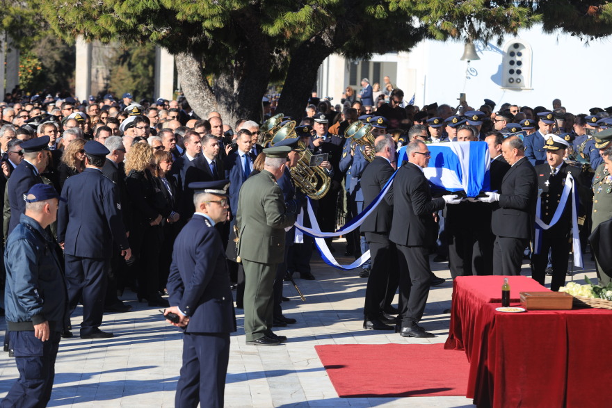 Κώστας Σημίτης: Τα μηνύματα, οι απουσίες και οι αποχαιρετισμοί στο τελευταίο αντίο