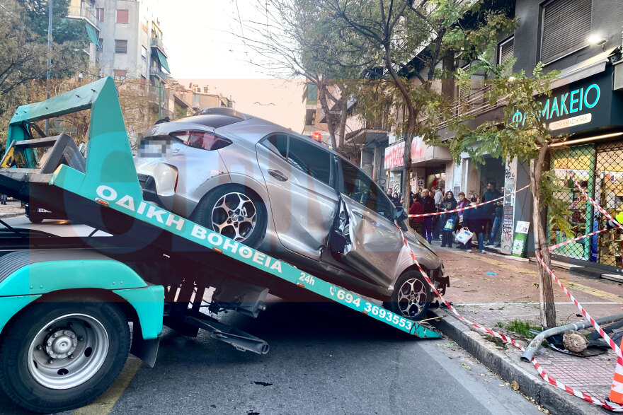 Τροχαίο στην Πατησίων - 65χρονος έχασε τις αισθήσεις του ενώ οδηγούσε, τούμπαρε όχημα, δείτε βίντεο και φωτογραφίες