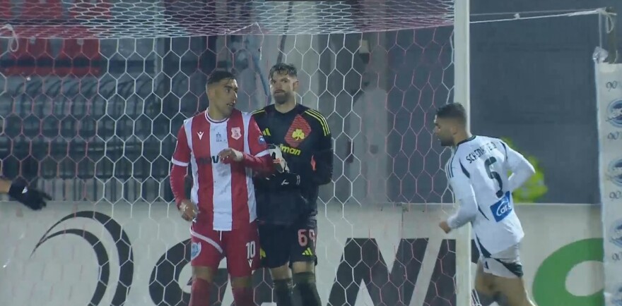 Πανσερραϊκός - Παναθηναϊκός: Καρέ καρέ η φάση του πέναλτι για τον Μπετανκόρ, που προκάλεσε τα έντονα παράπονα των φιλοξενούμενων