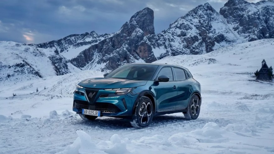 Η υβριδική Alfa Romeo Junior αποκτά τετρακίνηση