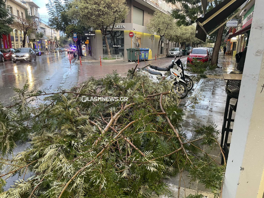 Ισχυρή βροχόπτωση στα Χανιά - Σπασμένα κλαδιά στους δρόμους, αποκολλήθηκε λαμαρίνα στο κέντρο της πόλης 