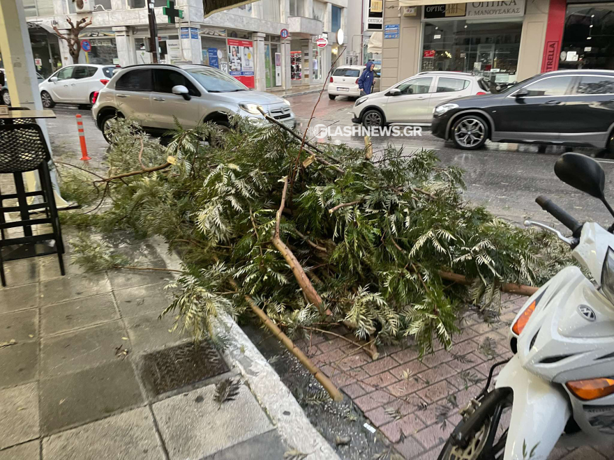 Ισχυρή βροχόπτωση στα Χανιά - Σπασμένα κλαδιά στους δρόμους, αποκολλήθηκε λαμαρίνα στο κέντρο της πόλης 