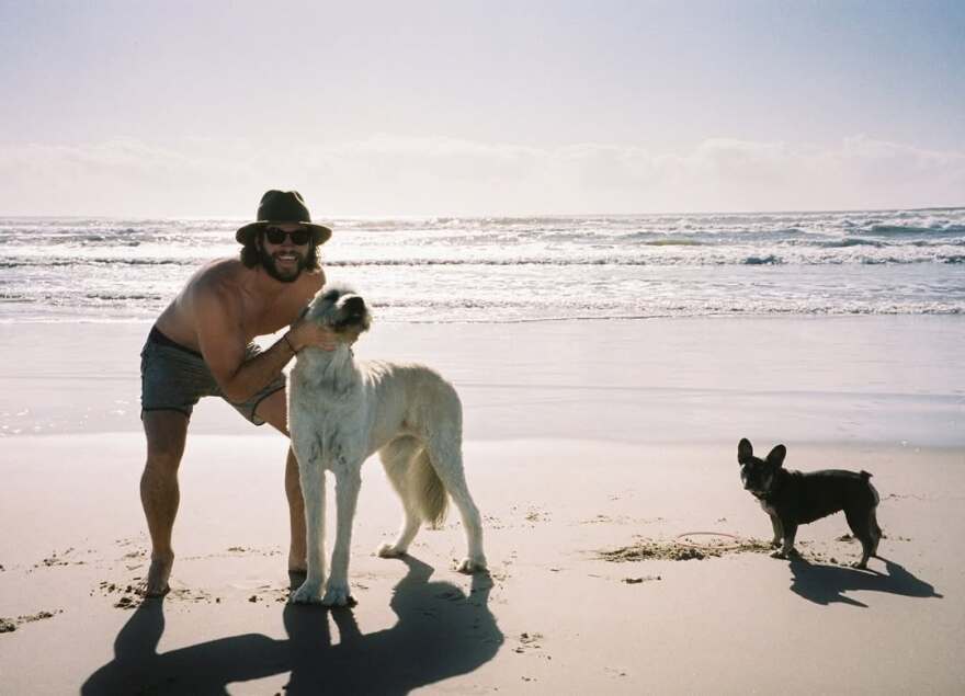 Λίαμ Χέμσγουορθ: Χρόνια πολλά στην ηλιαχτίδα μου, έγραψε η Γκαμπριέλα Μπρουκς για τα 35α γενέθλιά του   