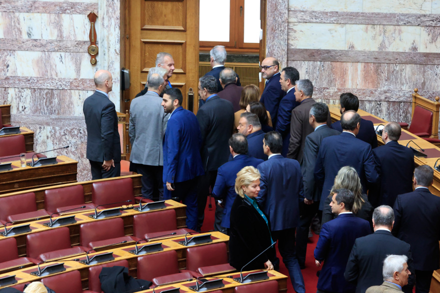 Κώστας Τασούλας: Χειροκροτήματα, πηγαδάκια και selfie για τα συγχαρητήρια μετά την ανακοίνωση της υποψηφιότητάς του