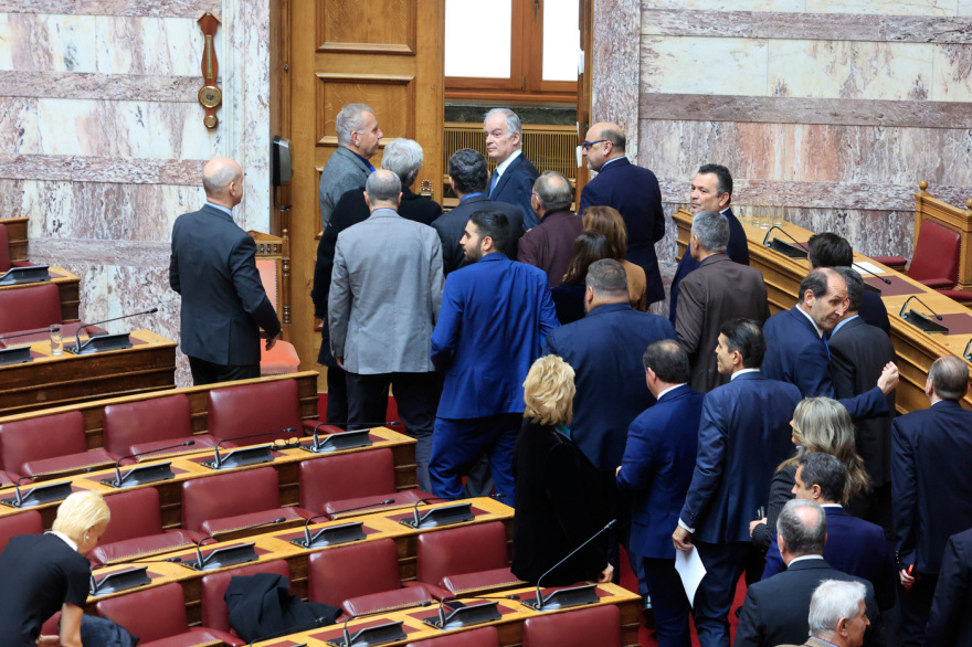 Κώστας Τασούλας: Χειροκροτήματα, πηγαδάκια και selfie για τα συγχαρητήρια μετά την ανακοίνωση της υποψηφιότητάς του