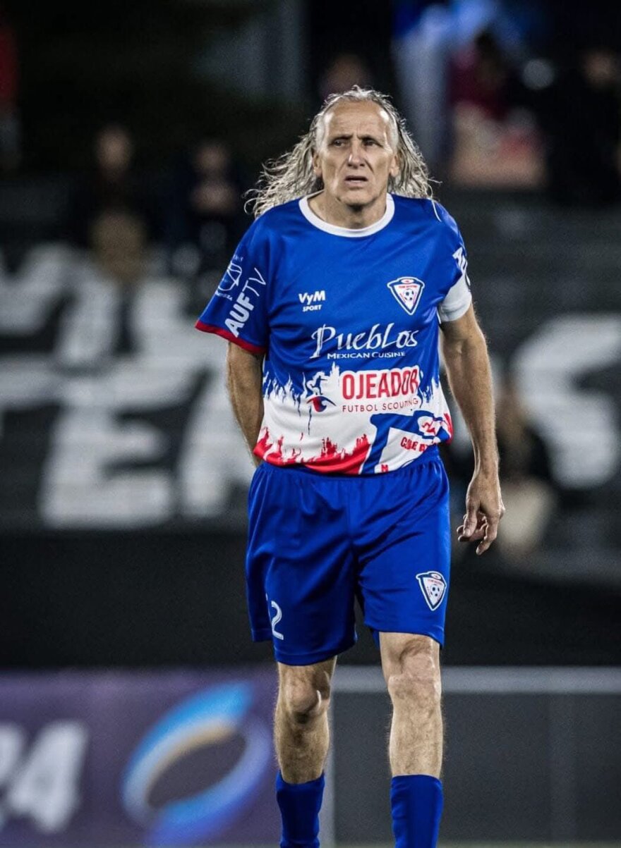 Ρόμπερτ Καρμόνα: Ο 63χρονος ποδοσφαιριστής που αναζητά τη νέα του ομάδα