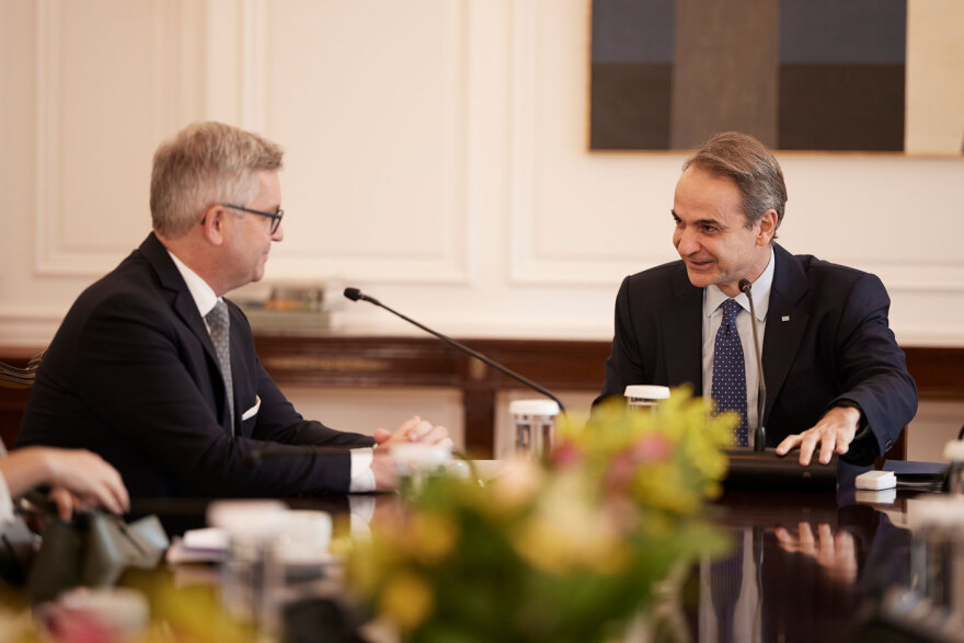 Κυριάκος Μητσοτάκης: Συναντήθηκε με τον Επίτροπο Εσωτερικών Υποθέσεων και Μετανάστευσης της ΕΕ στο Μαξίμου