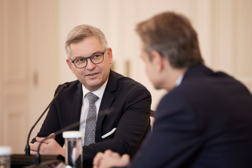 Κυριάκος Μητσοτάκης: Συναντήθηκε με τον Επίτροπο Εσωτερικών Υποθέσεων και Μετανάστευσης της ΕΕ στο Μαξίμου