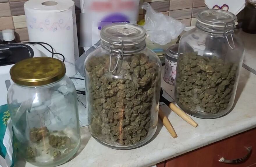 Περιστέρι: ΟΠΚΕ και αστυνομικός σκύλος αποκάλυψαν «καβάτζα» με ναρκωτικά σε διαμέρισμα