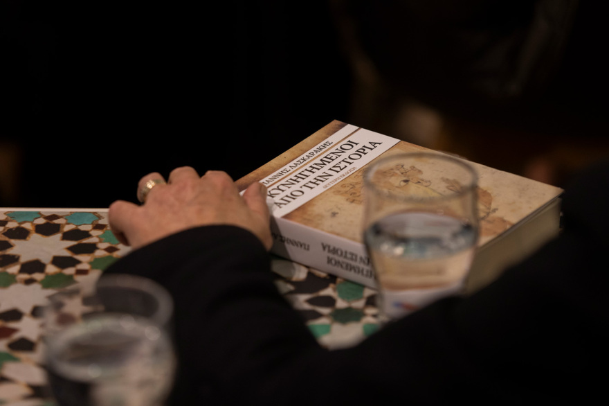 «Κυνηγημένοι από την Ιστορία»: Πώς ένα ιστορικό μυθιστόρημα ώθησε Βενιζέλο, Μπακογιάννη και Διαμαντοπούλου να μιλήσουν για τα εθνικά θέματα