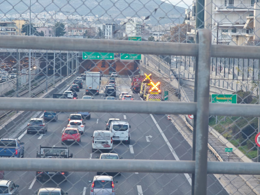 Μεγάλη ταλαιπωρία οδηγών στην Αττική Οδό για περίπου μία ώρα - Έπεσαν χώματα στο οδόστρωμα στο ύψος της Μεταμόρφωσης