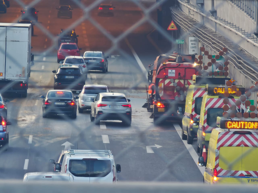 Μεγάλη ταλαιπωρία οδηγών στην Αττική Οδό για περίπου μία ώρα - Έπεσαν χώματα στο οδόστρωμα στο ύψος της Μεταμόρφωσης