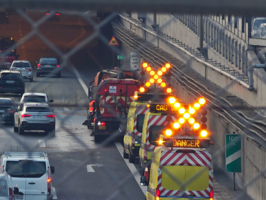 Μεγάλη ταλαιπωρία οδηγών στην Αττική Οδό για περίπου μία ώρα - Έπεσαν χώματα στο οδόστρωμα στο ύψος της Μεταμόρφωσης