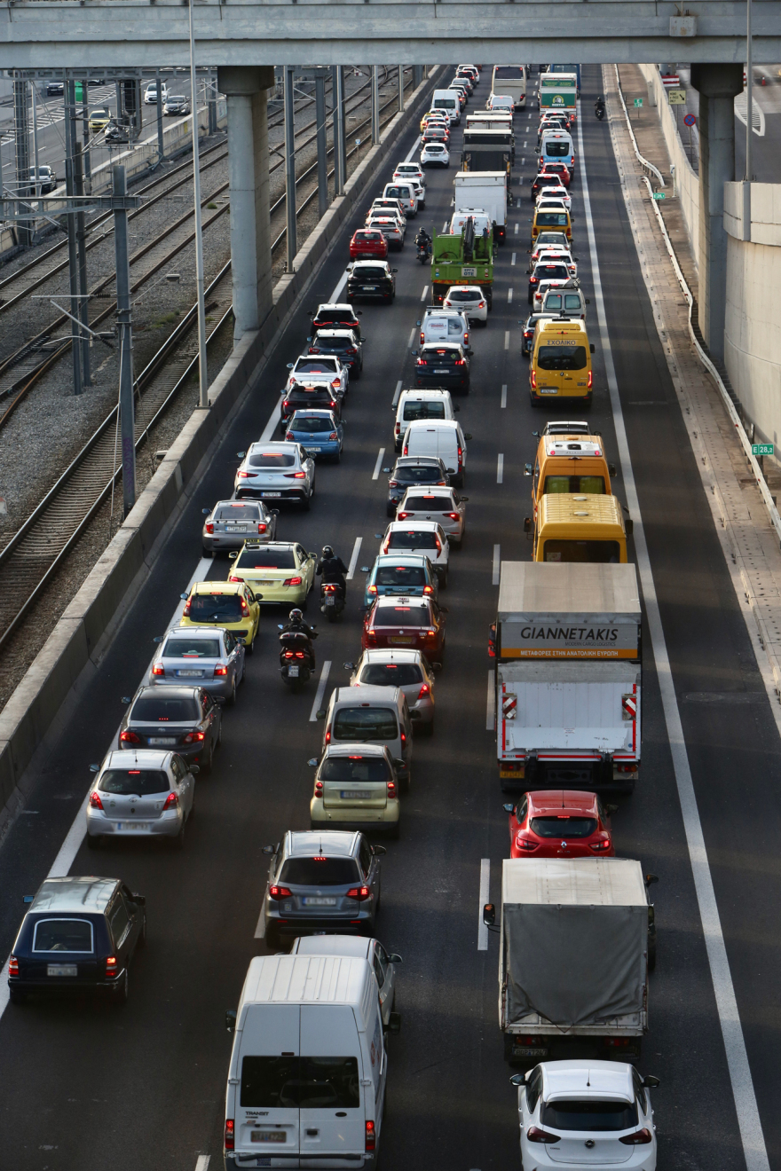 Μεγάλη ταλαιπωρία οδηγών στην Αττική Οδό για περίπου μία ώρα - Έπεσαν χώματα στο οδόστρωμα στο ύψος της Μεταμόρφωσης