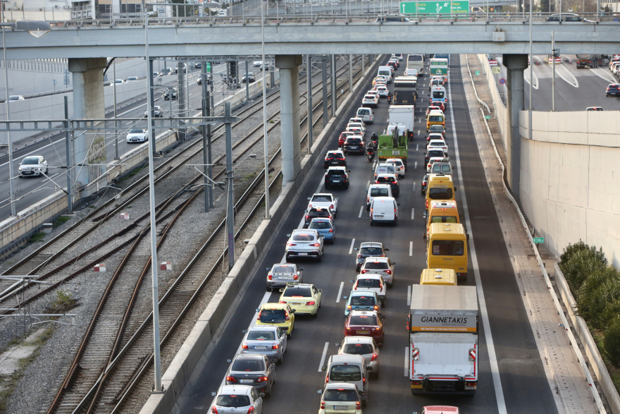 Μεγάλη ταλαιπωρία οδηγών στην Αττική Οδό για περίπου μία ώρα - Έπεσαν χώματα στο οδόστρωμα στο ύψος της Μεταμόρφωσης
