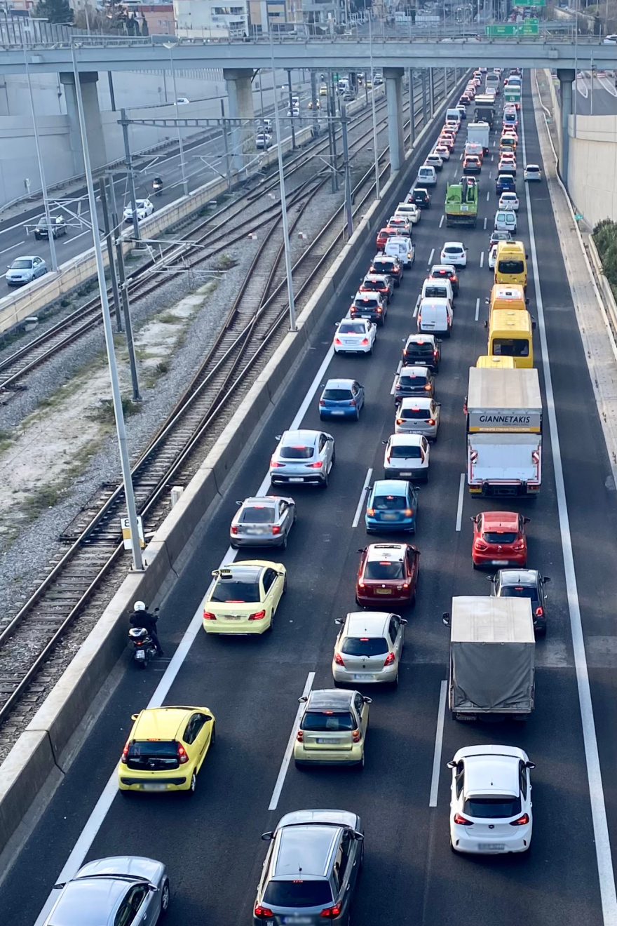 Μεγάλη ταλαιπωρία οδηγών στην Αττική Οδό για περίπου μία ώρα - Έπεσαν χώματα στο οδόστρωμα στο ύψος της Μεταμόρφωσης
