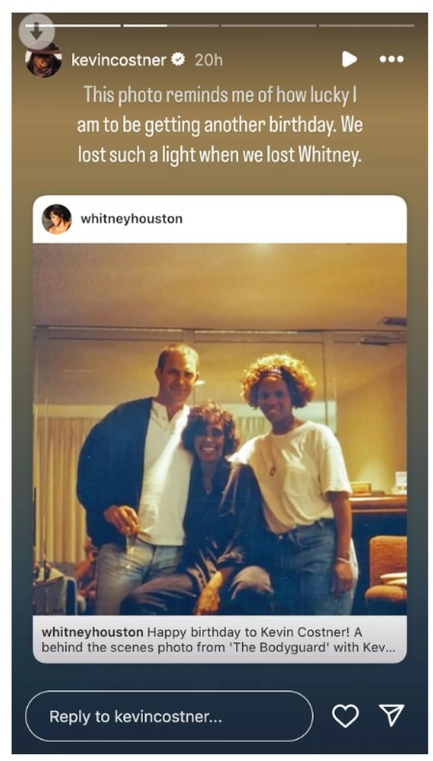Ο Κέβιν Κόστνερ τίμησε τη μνήμη της Γουίτνεϊ Χιούστον στα 70ά γενέθλιά του