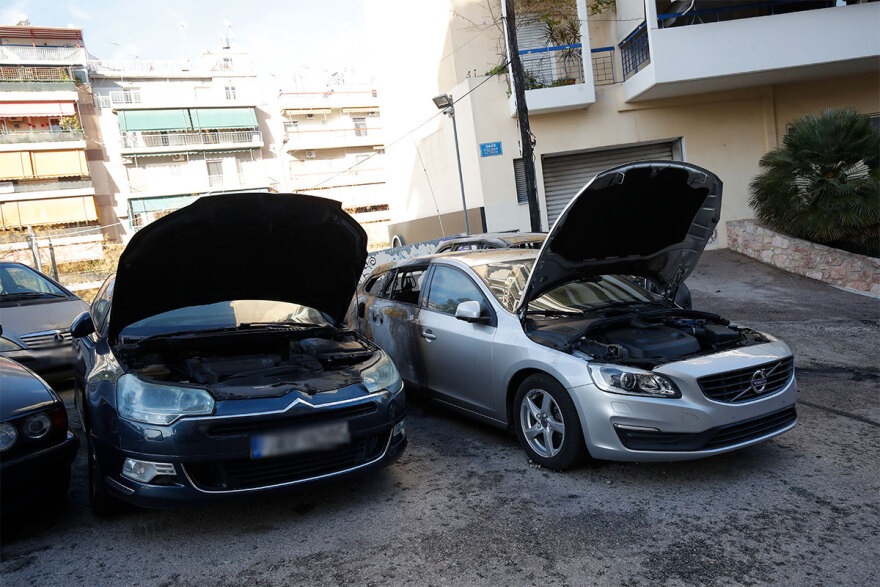 Φωτιά σε επτά σταθμευμένα οχήματα στα Πατήσια - Καταστράφηκαν ολοσχερώς