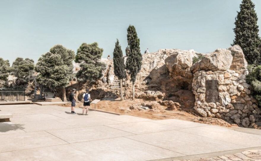 Ολοκληρώνεται η κατασκευή του νέου πωλητηρίου στην Ακρόπολη - Στο πλάτωμα του βράχου του Αρείου Πάγου, με πάγκους και θέσεις ΑμΕΑ