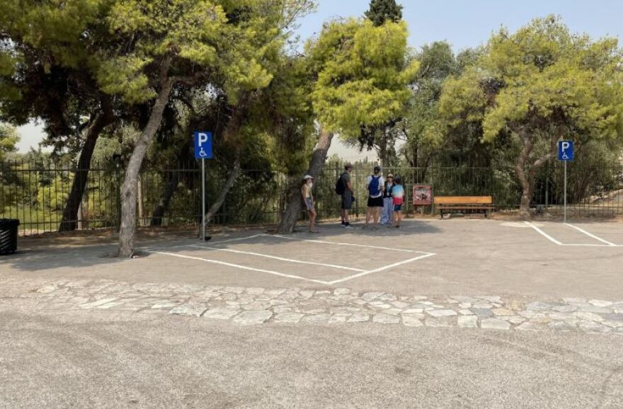 Ολοκληρώνεται η κατασκευή του νέου πωλητηρίου στην Ακρόπολη - Στο πλάτωμα του βράχου του Αρείου Πάγου, με πάγκους και θέσεις ΑμΕΑ