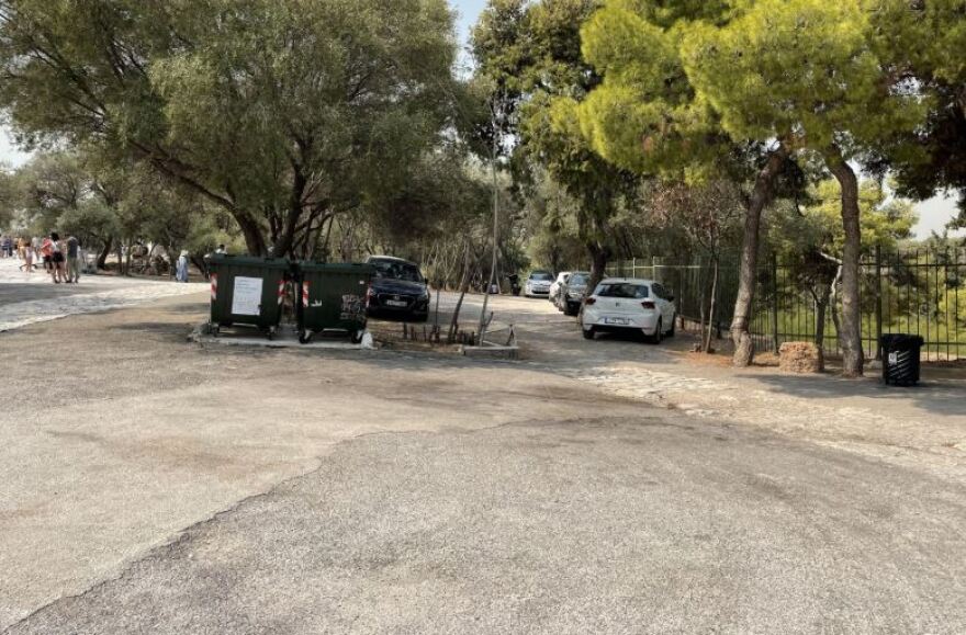 Ολοκληρώνεται η κατασκευή του νέου πωλητηρίου στην Ακρόπολη - Στο πλάτωμα του βράχου του Αρείου Πάγου, με πάγκους και θέσεις ΑμΕΑ