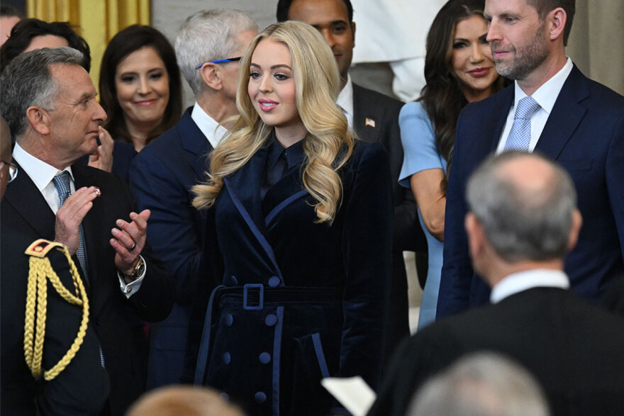 Ορκωμοσία Τραμπ: Οι εμφανίσεις που ξεχώρισαν - Από το καπέλο της Μελάνια στο πράσινο look της Ιβάνκα