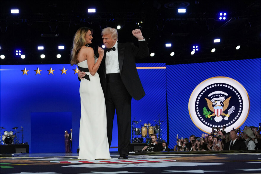 Ντόναλντ Τραμπ: Ο χορός με την Μελάνια Τραμπ και το YMCA με το... σπαθί