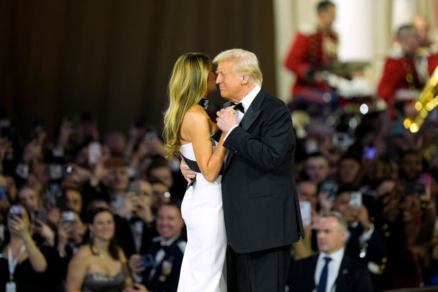 Ντόναλντ Τραμπ: Ο χορός με την Μελάνια Τραμπ και το YMCA με το... σπαθί