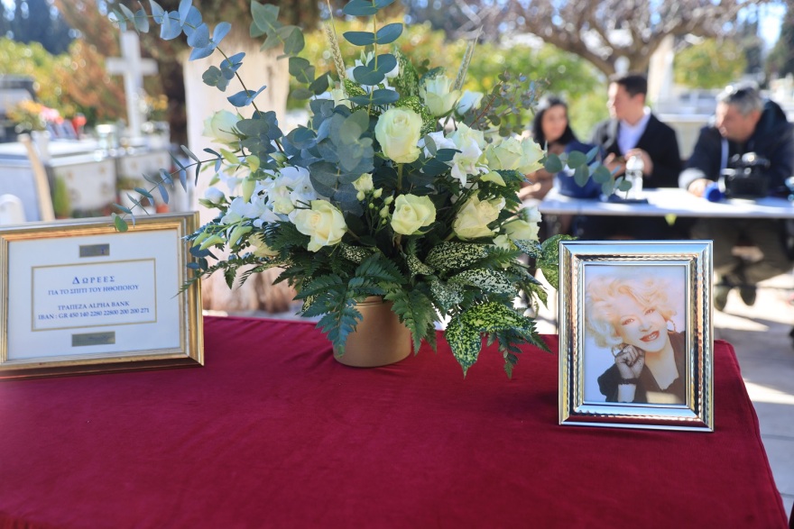 Σε εξέλιξη το λαϊκό προσκύνημα στην Καίτη Γκρέυ - Στις 15:00 η κηδεία της