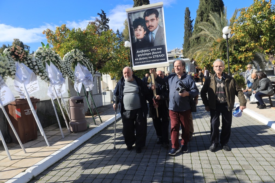 Ξεκίνησε το λαϊκό προσκύνημα στην Καίτη Γκρέυ - Στις 15:00 η κηδεία της