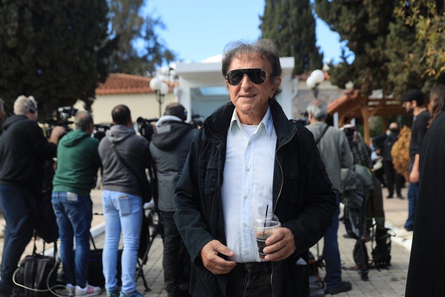 Σε εξέλιξη το λαϊκό προσκύνημα στην Καίτη Γκρέυ - Στις 15:00 η κηδεία της