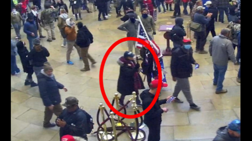 Αρνείται τη χάρη του Τραμπ η «γιαγιά των MAGA» - Είχε εισβάλει στο Καπιτώλιο, τώρα λέει «κάναμε λάθος»