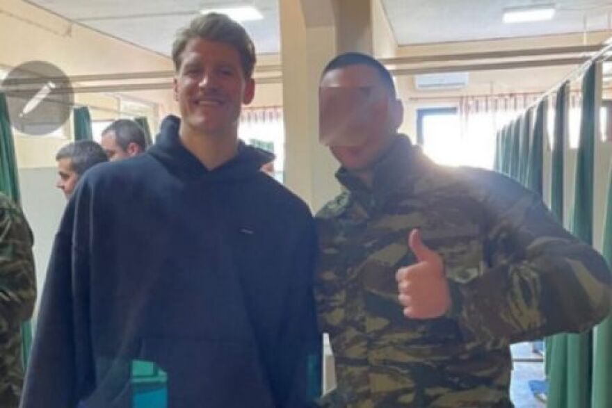 Ολυμπιακός: Ο Γουόκαπ παρουσιάστηκε στον ελληνικό στρατό με μουστάκι