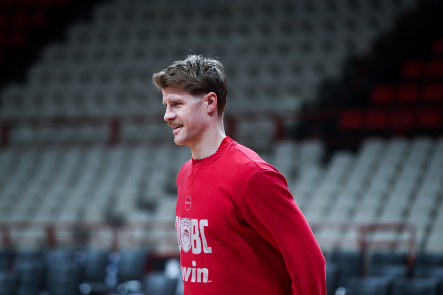 To look του στρατιώτη Γουόκαπ με το μουστάκι έκλεψε την παράσταση στο ΣΕΦ - Δείτε βίντεο με την... μεταμόρφωσή του 