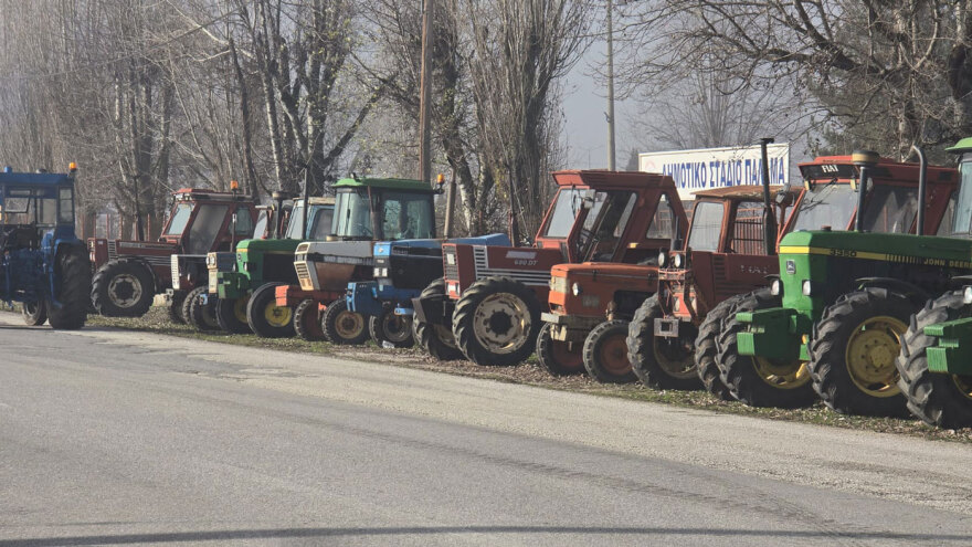 Επεισόδια τώρα με αγρότες στον E-65 στην Καρδίτσα