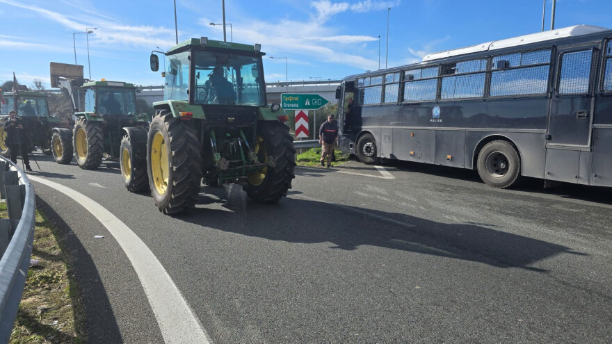 Επεισόδια τώρα με αγρότες στον E-65 στην Καρδίτσα