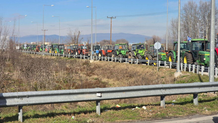 Επεισόδια τώρα με αγρότες στον E-65 στην Καρδίτσα