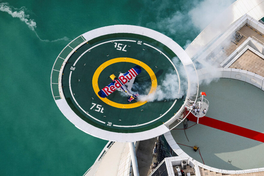 Ένα kitesurf εκτελεί άλμα πάνω από αεροπλάνο και καταγράφει παγκόσμιο ρεκόρ