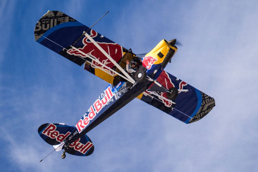 Ένα kitesurf εκτελεί άλμα πάνω από αεροπλάνο και καταγράφει παγκόσμιο ρεκόρ