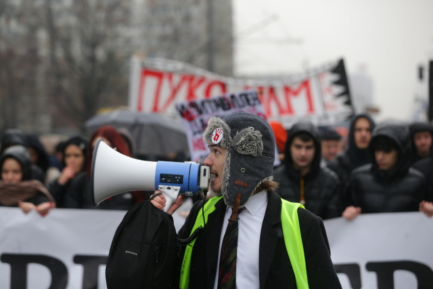 Δείτε βίντεο από τις μαζικές συγκεντρώσεις φοιτητών στη Σερβία – Αντιδιαδηλώσεις οργανώνει ο πρόεδρος Βούτσιτς