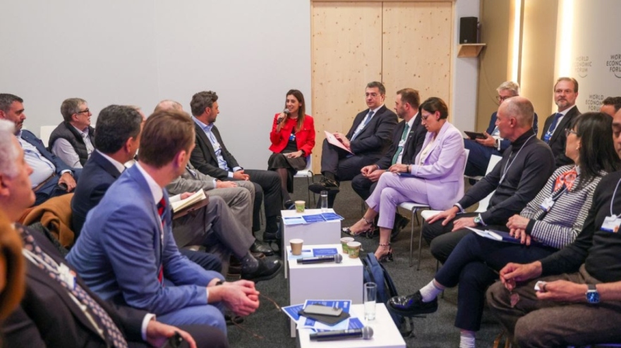 Για το μέλλον του τουρισμού και την ηλεκτροκίνηση μίλησε στο Νταβός ο Απόστολος Τζιτζικώστας