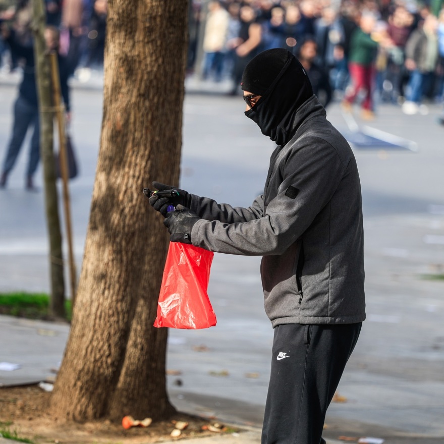 Φωτογραφία-ντοκουμέντο: Η στιγμή που κουκουλοφόρος φτιάχνει βόμβα μολότοφ, για να την ρίξει στα ΜΑΤ