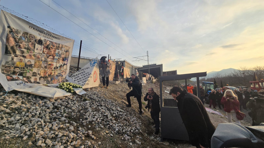 Λουλούδια στο σημείο της τραγωδίας στα Τέμπη άφησαν συγγενείς των θυμάτων - Δείτε βίντεο και φωτογραφίες