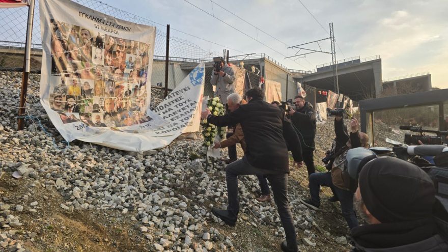 Λουλούδια στο σημείο της τραγωδίας στα Τέμπη άφησαν συγγενείς των θυμάτων - Δείτε βίντεο και φωτογραφίες