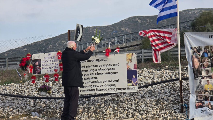 Λουλούδια στο σημείο της τραγωδίας στα Τέμπη άφησαν συγγενείς των θυμάτων - Δείτε βίντεο και φωτογραφίες