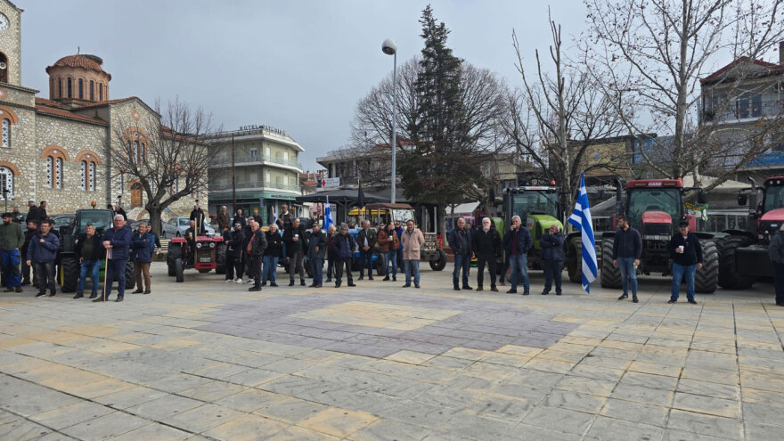 Κινητοποιήσεις αγροτών: Έκλεισαν συμβολικά την Εθνική Οδό Λάρισας - Κοζάνης